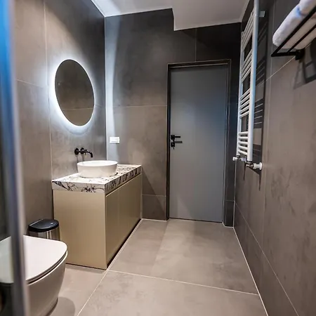 Sky Near Center Daire