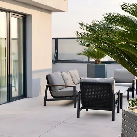 Apartment Sky Near Center *